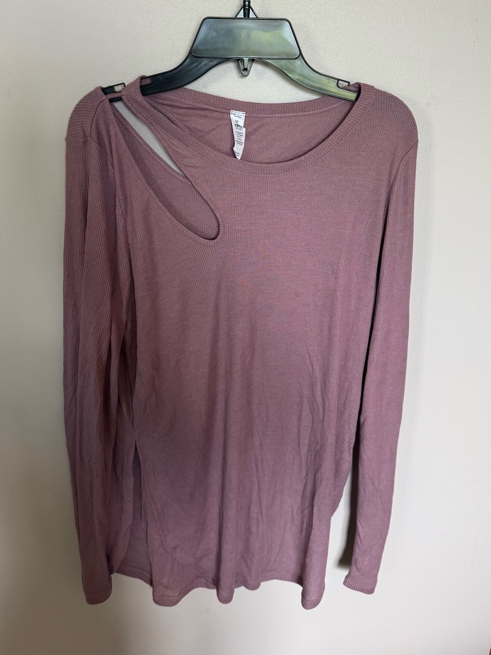 ALO ribbed mauve shoulder cut out top